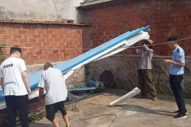 临沭县：大风刮走屋顶殃及邻居 司法调解房主担责图片