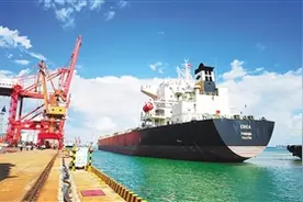巴拿马籍7.5万吨散货轮靠泊国投洋浦港图片