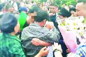 失散28年，爸妈终于等到儿回家图片