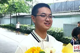 优秀的幸运儿！他成为四川首位收到录取通知书的人图片