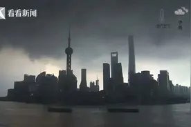 哗啦啦啦啦啦啦啦啦！这样的天气，就是要“任性”送伞！ 手慢无→图片
