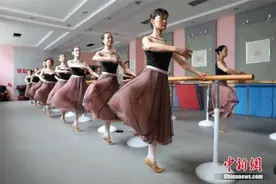当奶奶们跳起芭蕾舞，我想喊一声“YYDXN”图片