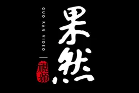 平凡生活中的温暖 爷爷坐轮椅上“欺负”生病卧床的奶奶图片