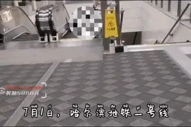 “我也有女儿，见不得这种人干龌龊事！”制服猥琐男的大学老师火了图片