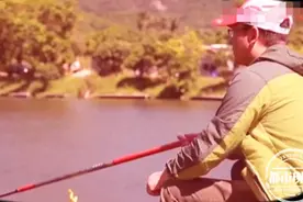 痛！看朋友钓鱼，男子眼睛被钩住图片