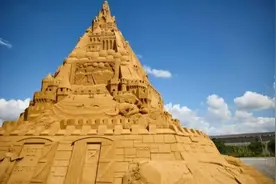4860吨沙子！世界最高沙堡建成图片