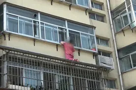姐姐来了~女子被困三楼窗外动弹不得 居委会大姐暖心安慰配合消防救援图片