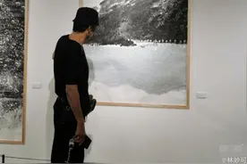 林妙可与神秘男子看画展引猜测 铁粉：那是她老爸图片