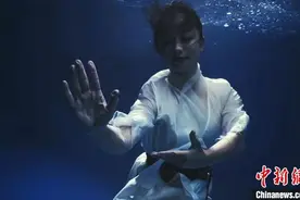 “90后”成都妹子水下打太极：让更多人感受中国太极之美图片