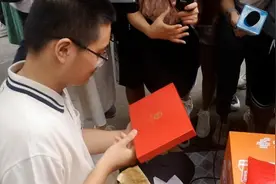 四川第一封大学录取通知书被送到考生手中，由校长亲自签发视频封面
