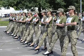 女兵穿高跟鞋阅兵事件曝光后，乌军方拟推出“舒适版”高跟鞋图片