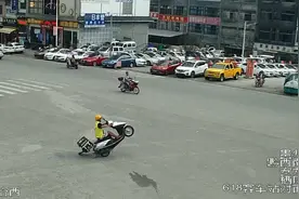 外卖小哥街头骑车“炫技”耍酷 车头高高翘起单轮行驶转圈圈图片