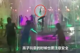 山东一小孩被高压水柱冲上天，还腾空翻了个跟头，网友：家长心真大图片