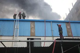 孟加拉国一果汁工厂失火已致52人死亡，当地政府将给每位遇难者家属赔偿20000塔卡图片