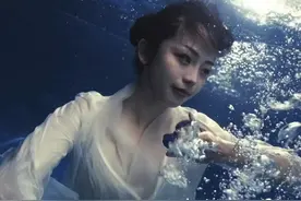 腰挂10斤铁块拍摄4小时，四川女孩水下打太极拳美出圈图片
