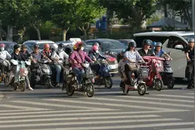 上海人，骑乘电瓶车不戴头盔，一律直接罚款30元图片