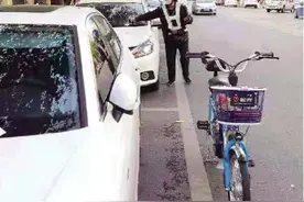 东莞南城路内停车收费调整后，市民仍嫌收费贵且违停频现图片