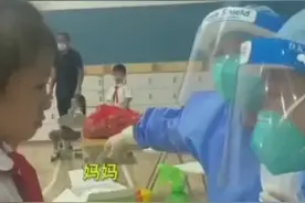 深圳小女孩测核酸巧遇妈妈求抱抱被拒，网友：太心疼了图片