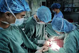 18岁男孩腹腔长8斤重肿瘤 医生5个多小时完成复杂手术图片