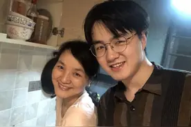 妈妈看到儿子北大硕士录取通知书瞬间哽咽 儿子：要给妈妈惊喜图片