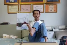 “太高兴了”，四川无臂男孩用脚拆开同济研究生录取通知书图片