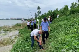 1根鱼竿串上10个钩，组团违规垂钓，联合执法小组把心存侥幸者一窝端图片