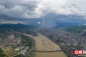 张家界：无人机拍下“局部暴雨”天象奇观图片
