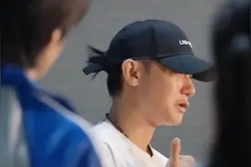 黄子韬谈过世父亲时痛哭：作为孩子，要去了解大人的真实生活图片