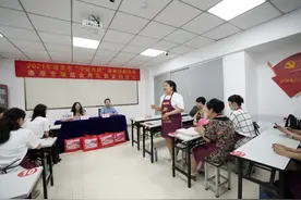 南京市“宁姐月嫂”家政技能培训秦淮专场结业典礼上，7家家政公司来“抢人”图片