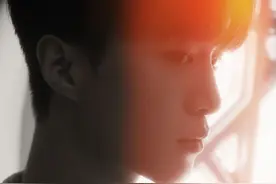 范丞丞夏日复古写真曝光 黑框眼镜配条纹衫少年感足图片