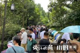 比天气更热！是父母为儿女担忧人生大事的心！万松书院相亲会，高温天里不停歇图片