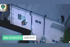 美国男子教堂纵火后上演跑酷逃亡，全程被拍下图片