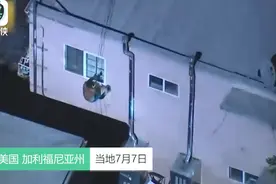 美国男子教堂纵火后上演跑酷逃亡，全程被拍下图片