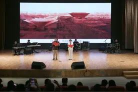中华艺术宫之夜：画作、诗歌、音乐合奏百年乐章图片