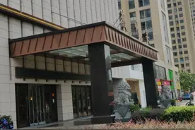 封面现场 | 探访“徽州宴事件”发生地：小区贴“文明养犬”提示，网红扎堆直播惹抱怨图片