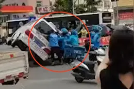 120急救车侧翻，一群外卖小哥出动抬车救人视频封面