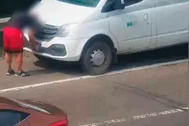 维修车辆时工人将车牌装反，司机应急车道纠错被罚视频封面