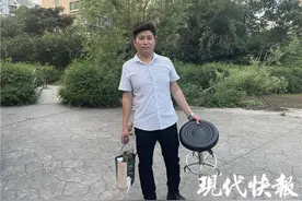 为帮小区老人免费剪发，帅哥店长开起“露天发廊”图片