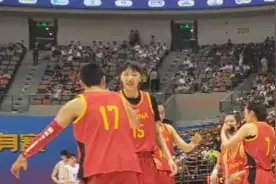 现场｜给姑娘们上上对抗！备战奥运，中国女篮迎战男篮青年队图片
