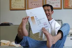 励志！四川无臂男孩收到研究生录取通知书图片