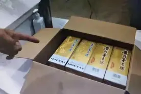 万万没想到！男子偷走4瓶茅台后，做出这个举动……刚好撞见警察图片