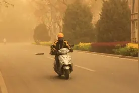 是谁，在忽悠外卖骑手贷款买车？图片