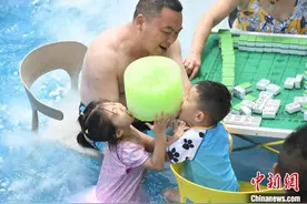 重庆民众水中消暑娱乐：喝茶、玩麻将、吃巨型冰糕图片