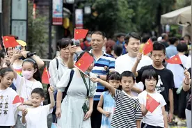 青春+潮流 公益快闪走进宽窄巷子图片