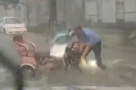 辅警冒雨扶起摔倒女子：我穿的是警服，要多承担一些视频封面