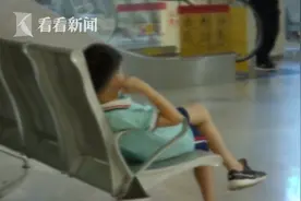 男孩图凉快戴挂脖风扇睡觉 醒来发现脸被吹歪了图片