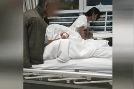 心疼！女孩在医院一边陪护爷爷一边看书学习 累了就趴药箱上睡图片