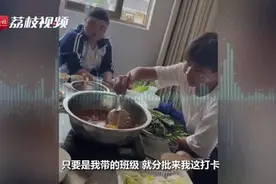 这个中学老师火了！有个细节让人敬佩图片