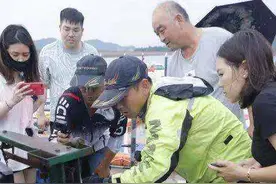 210斤！浙江父子意外捕获一条“巨无霸”，鏖战40分钟才拖出海图片