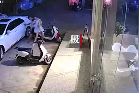 女子遭前男友拖拽上车，放弃追责但此事没完！警方：还未结案视频封面